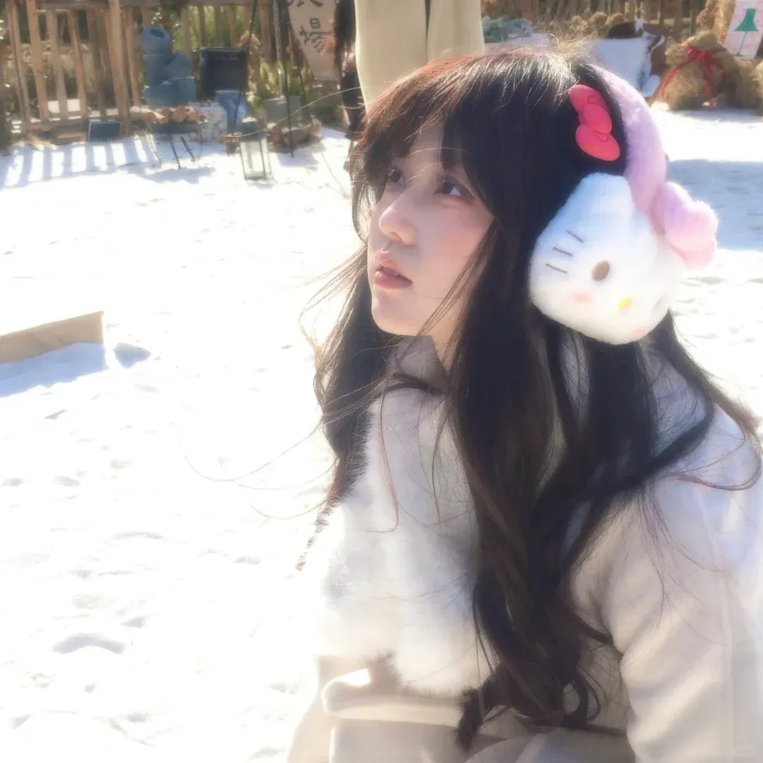 穿黄睡衣的女孩